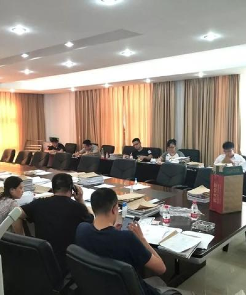 邓法官在叠彩法院的最新动态报道