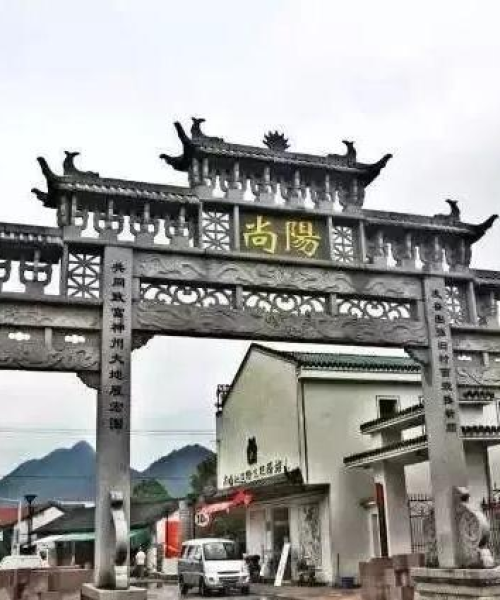 义乌小贩被抓视频引发关注，事件背后问题引热议