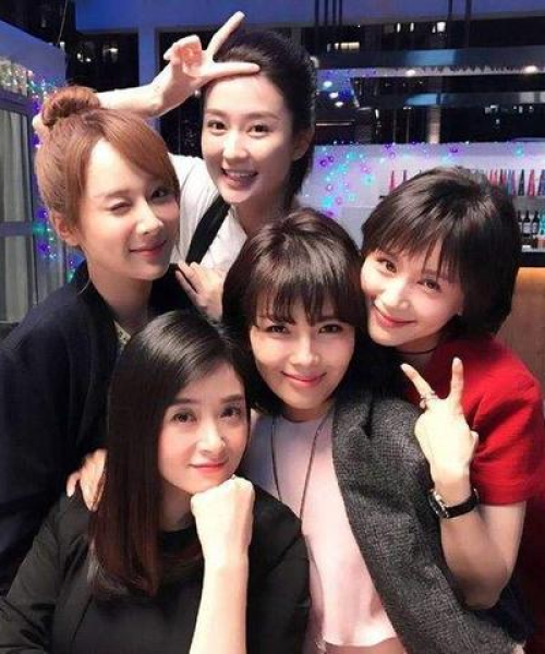 杨紫拍戏幕后揭秘，换鞋视频花絮与明星风采独家呈现