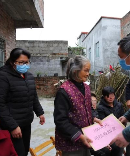 车祸现场悲剧瞬间，社会关注心系受害者
