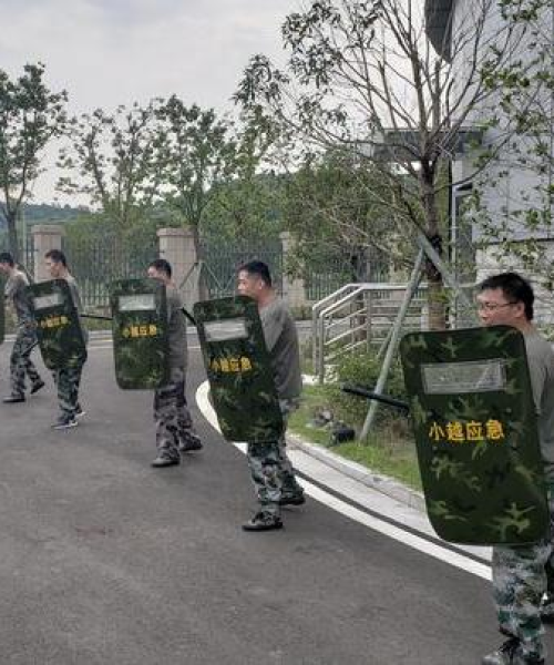 军人坚韧训练，荣耀前行励志之路