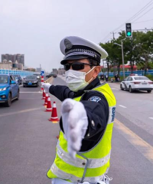 新昌交警守护城市安全，一线动态新闻头条，交警行动持续进行中