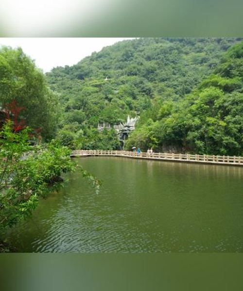 玻璃栈道引领透明之旅，新奇体验掀起旅游热潮！
